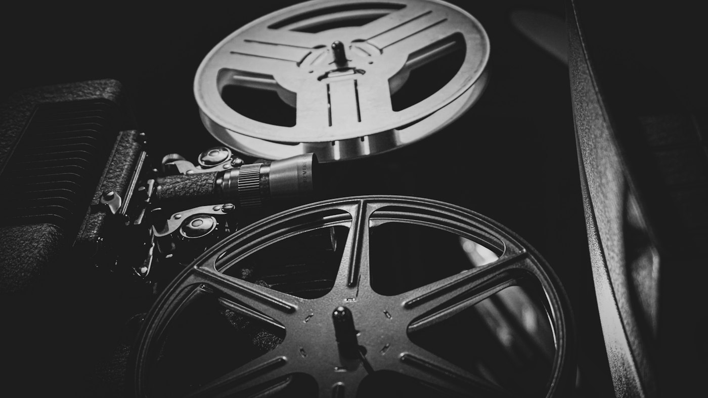 《活久久》定档跨年上映 张艺凡陈立农为爱相守（封面配图）